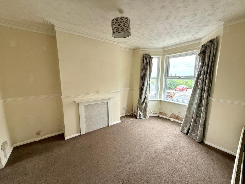 Lot: 174 - THREE-BEDROOM END-TERRACE FOR REFURISHMENT - Living room with bay window